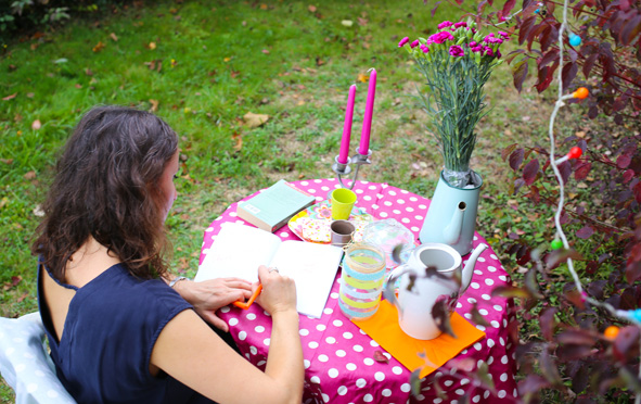 Hélène anime des ateliers lecture et écriture au jardin