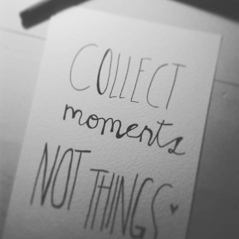 écriture sur feuille collect moments not things