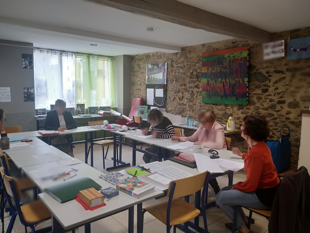 personnes écrivant autour d'une table