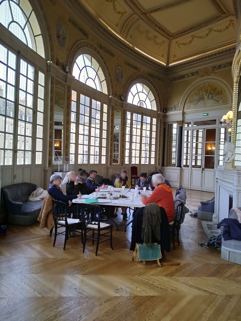 personnes attablées à écrire dans un opéra