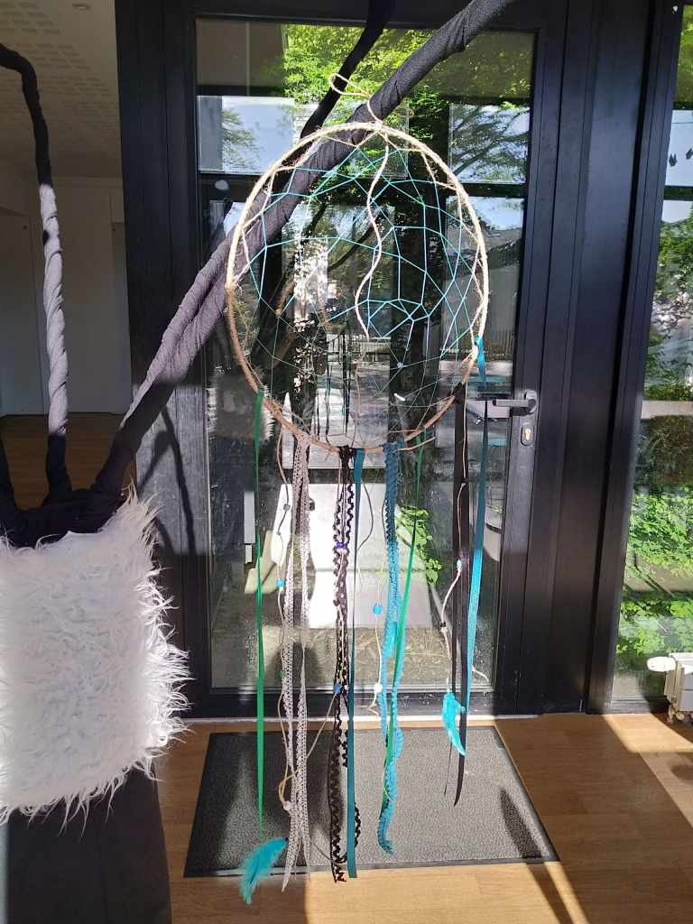 un attrape rêve suspendu