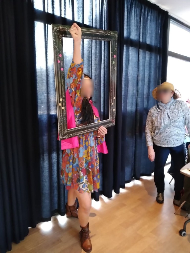 une femme tient un cadre