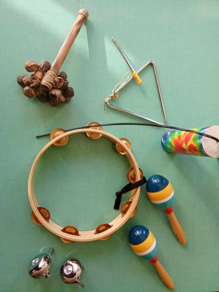 trois maracas, deux Klaxons, un triangle, un tambourin