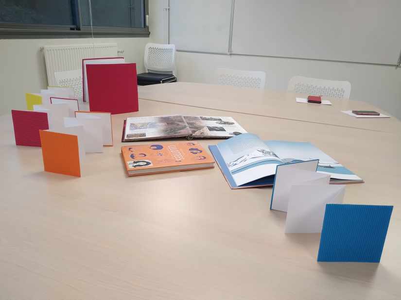 livres accordéon bleu orange et rouge