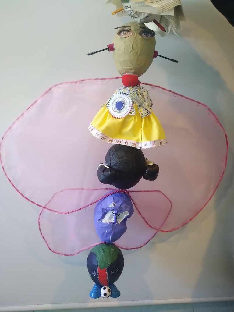 des boules de papier mâchée collées les unes avec les autres des ailes de papillon