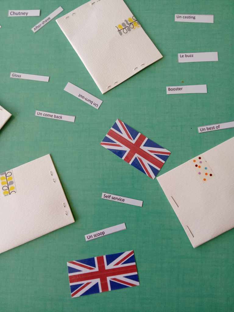 drapeau Royaume-Uni, mots anglais poésie sur table