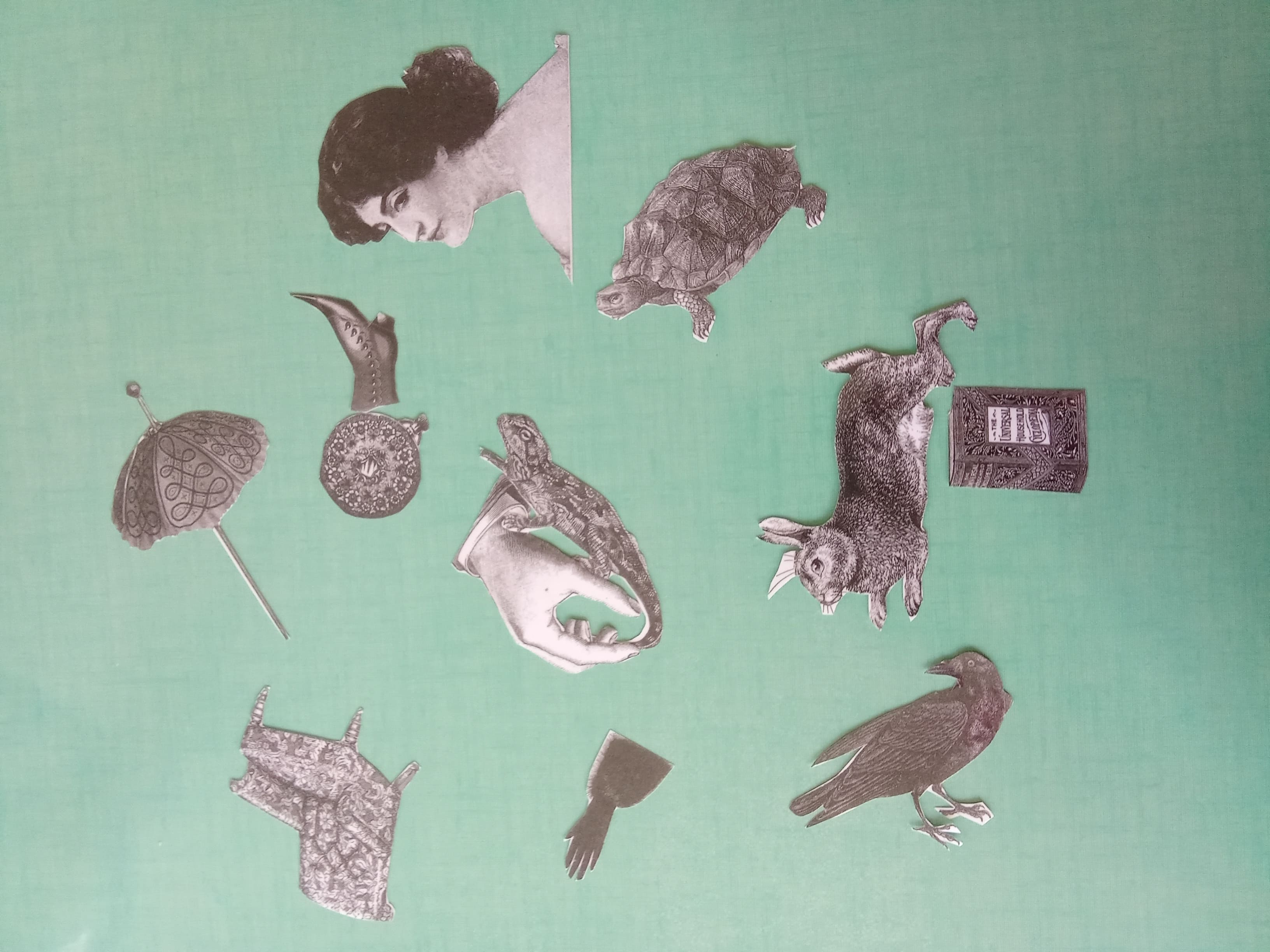 images anciennes posées sur table